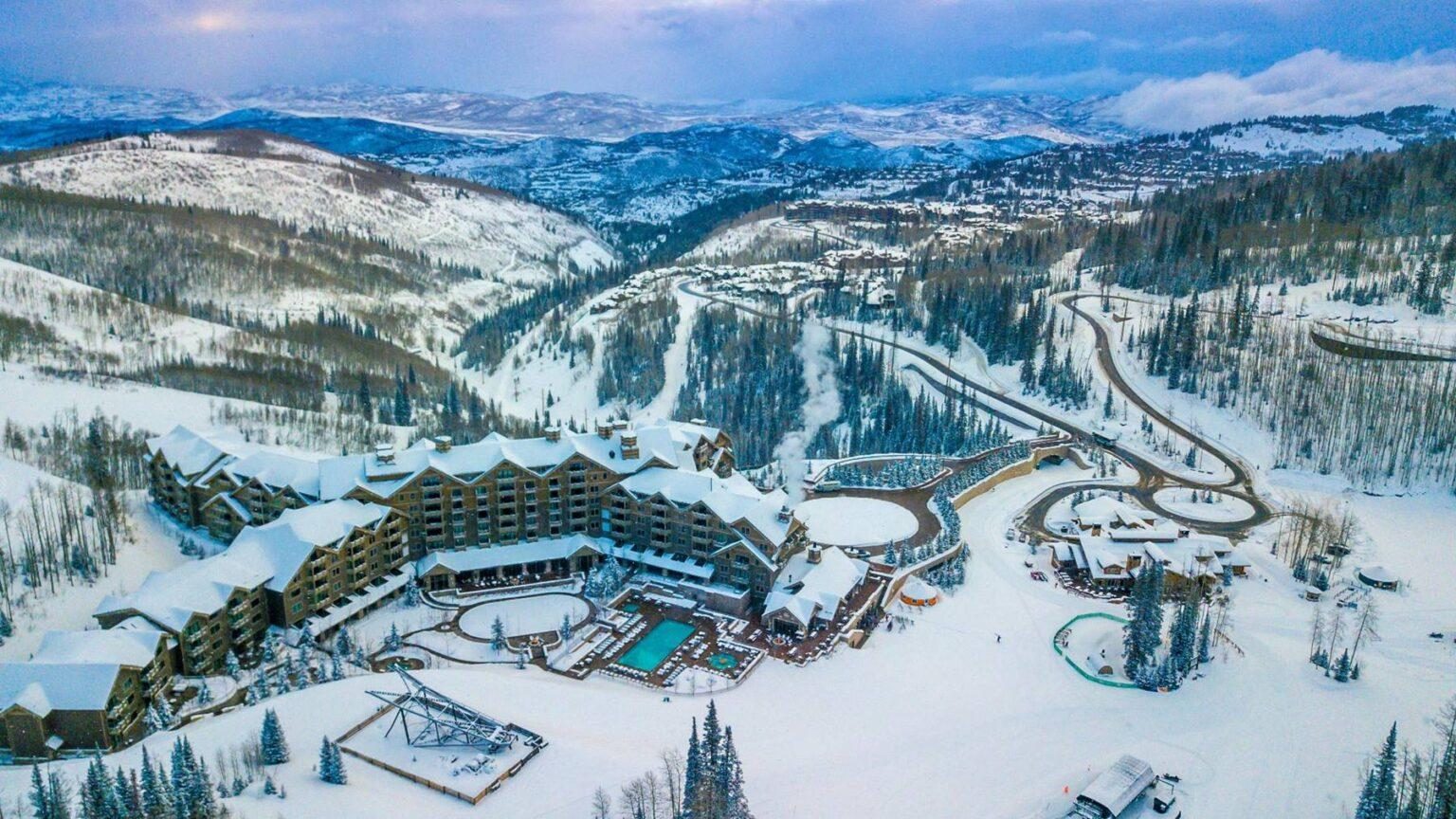 Un complejo de montaña al pie de las pistas, rodeado de nieve