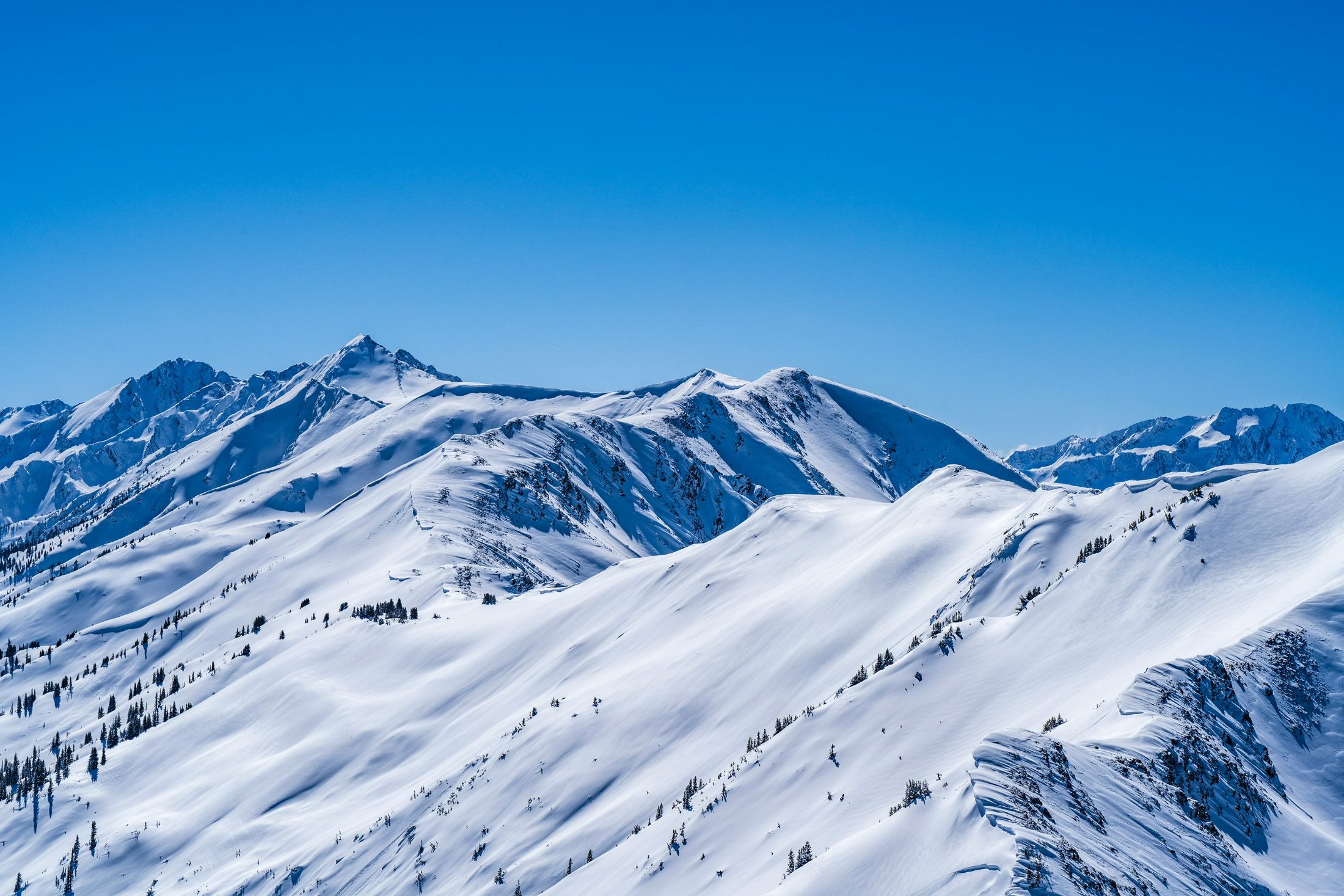 Un dominio esquiable inmenso de cumbres y laderas abiertas bajo cielo azul