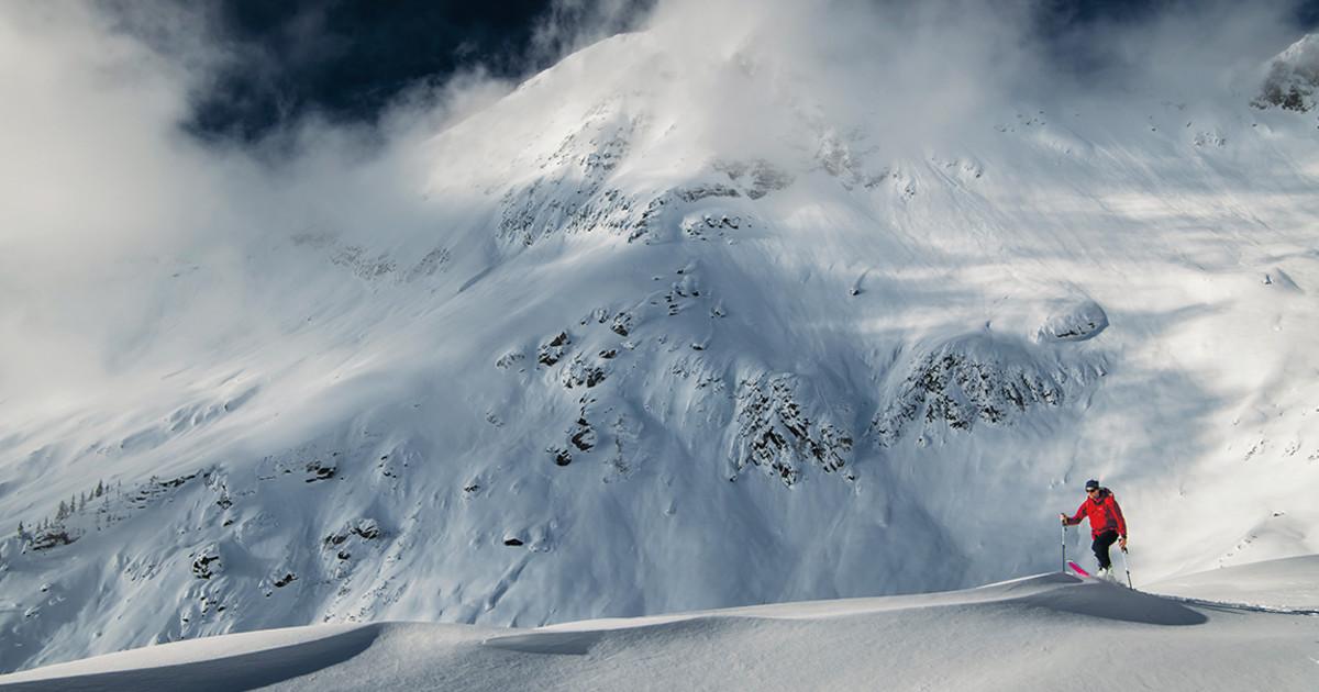 Una cumbre envuelta en nieve y nubes domina un mar de montañas