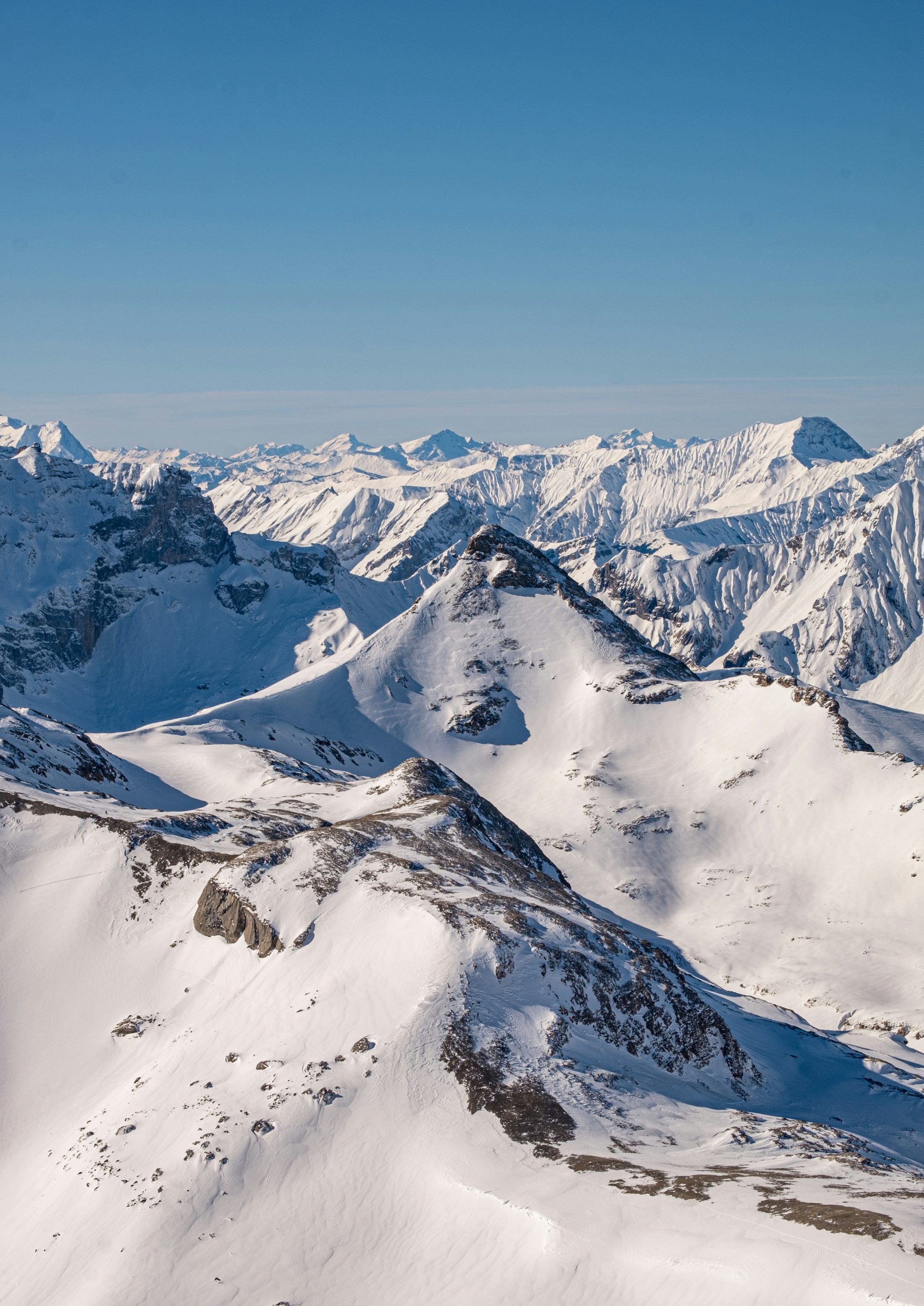 Un mar de cumbres alpinas se extiende hasta el horizonte