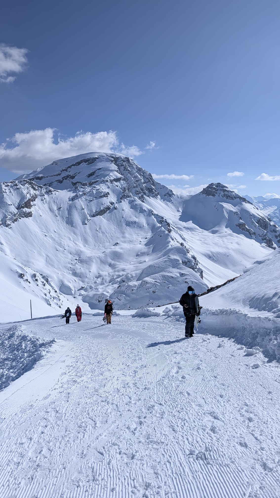 Un grupo asciende a pie por una loma de nieve hacia la cumbre