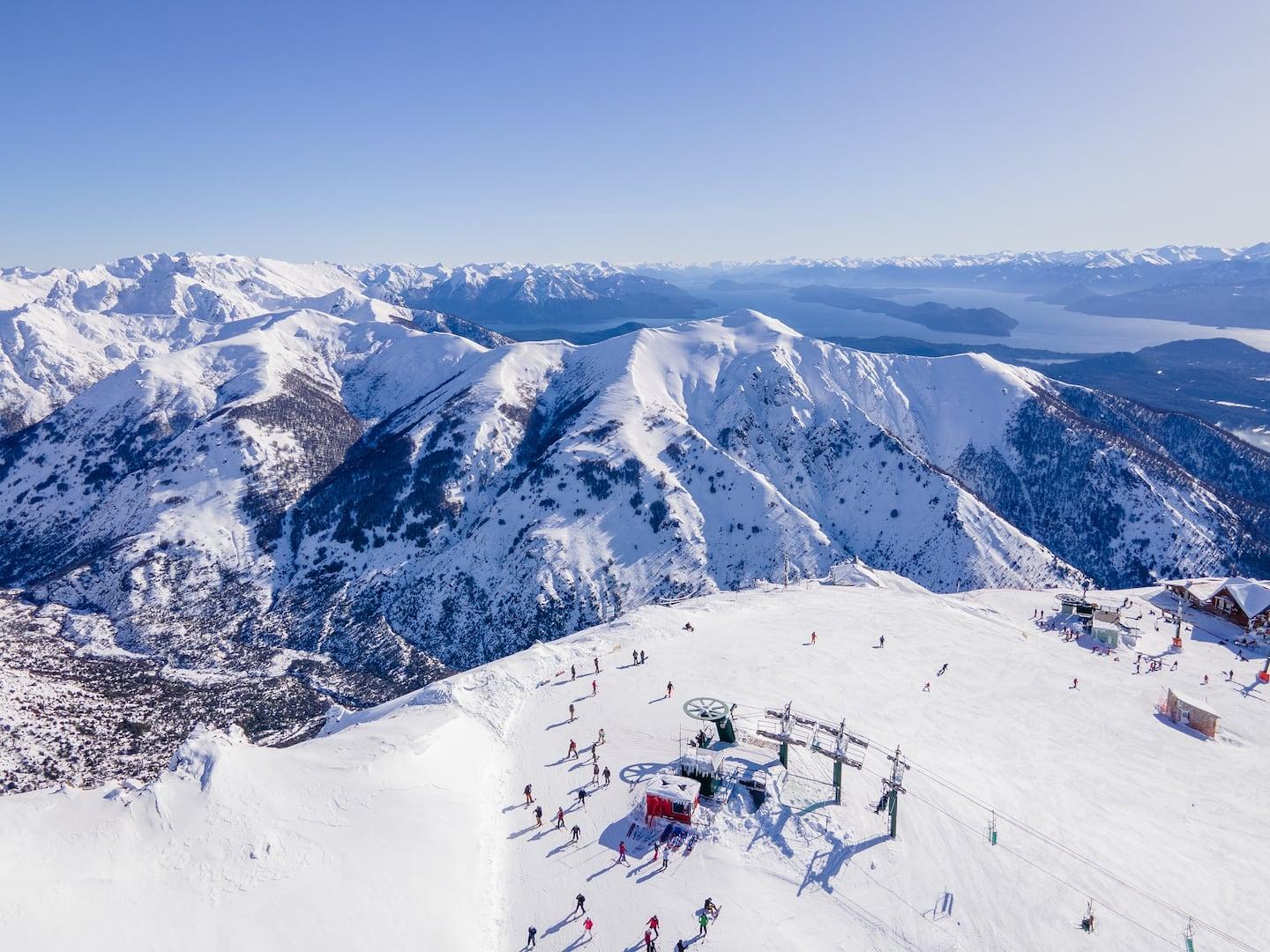 Vista aérea del Cerro Catedral con el lago Nahuel Huapi al fondo