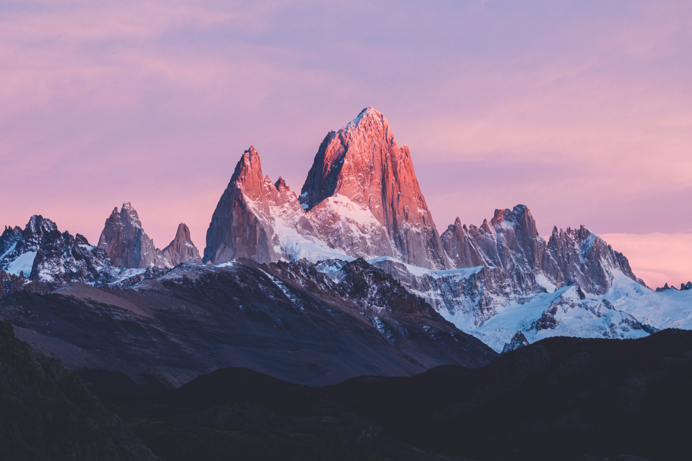 Las agujas de granito de la Patagonia encendidas de rosa al amanecer