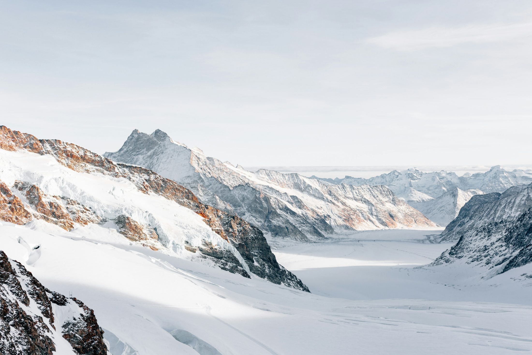 Un valle glaciar nevado se pierde entre las cumbres andinas
