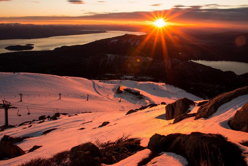 El Cerro Catedral al atardecer sobre el lago Nahuel Huapi, en Bariloche