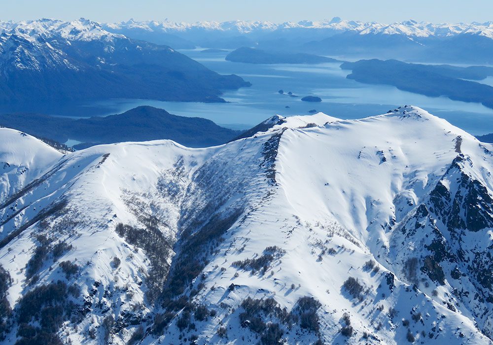 Un cordón nevado desciende hacia el inmenso lago azul