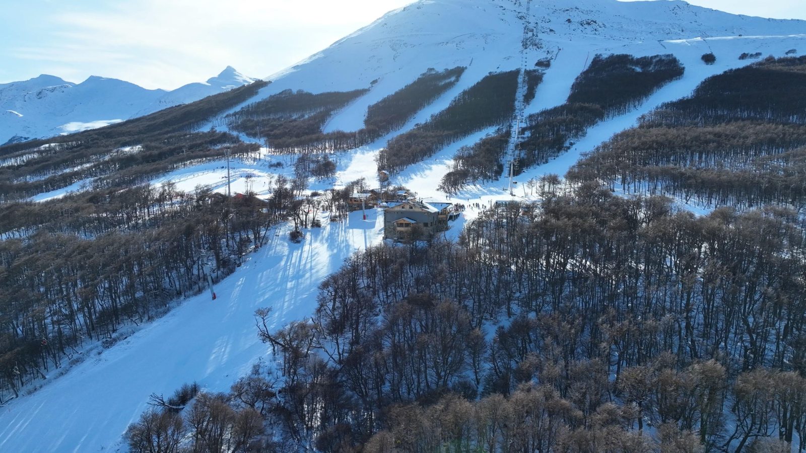 Pistas que bajan entre el bosque de lengas, vista aérea al atardecer