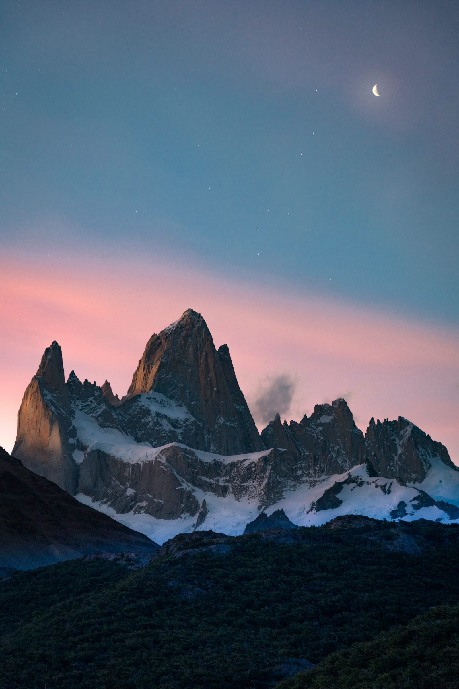 Una aguja de granito patagónica recortada contra un cielo de atardecer