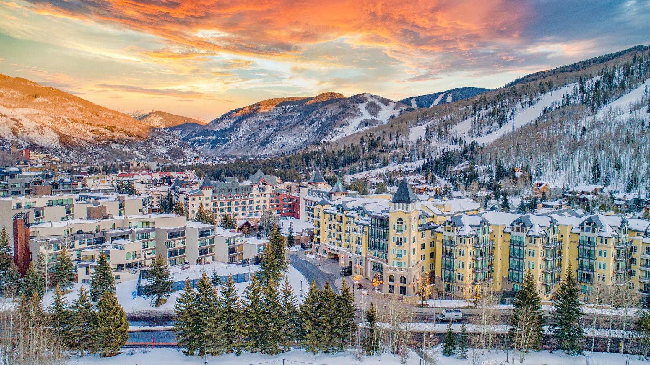 El pueblo de Vail bajo un cielo de fuego al atardecer