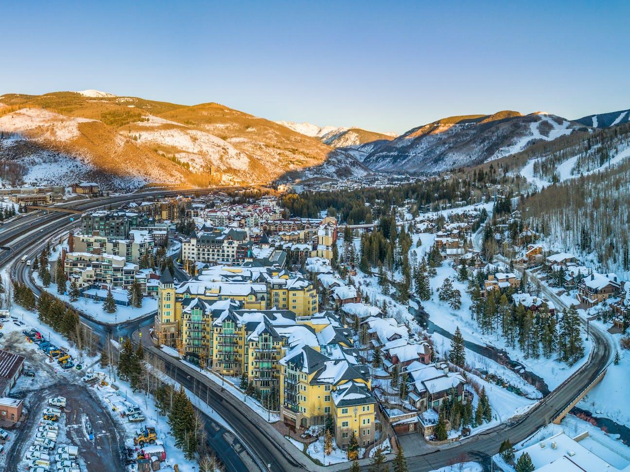 Vista aérea del pueblo de Vail a la hora azul