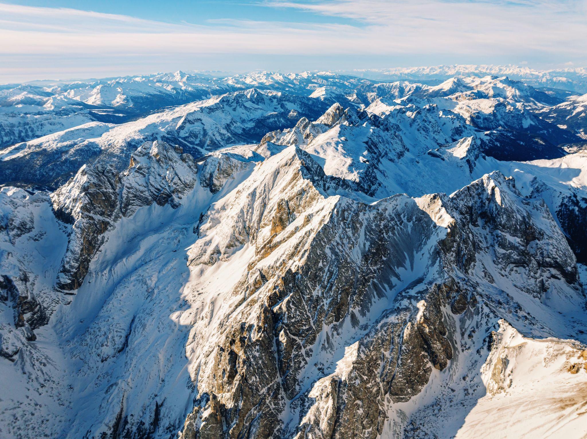 Un mar de cumbres nevadas se pierde en el horizonte al amanecer